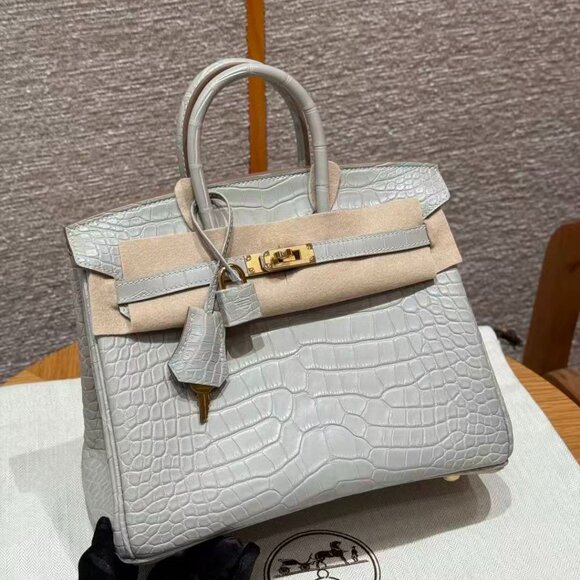 Classic Hermes Bag: A Stylish and Versatile Choice for Elegance - Picture 1 of 6